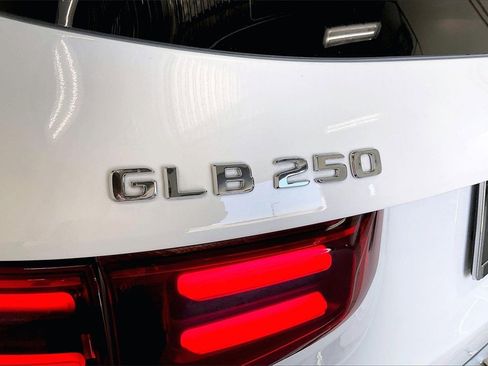 Used 2025 Mercedes-Benz GLB 250 4MATIC image 9