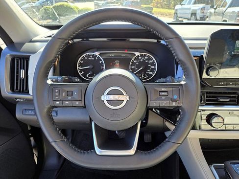 Certified 2025 Nissan Pathfinder SL image 16