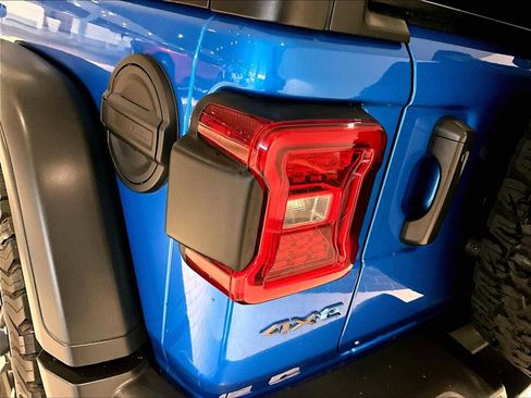 Used 2024 Jeep Wrangler Rubicon w/ Technology Group image 32