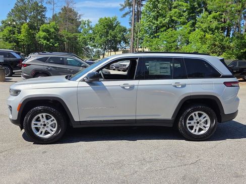 Used 2025 Jeep Grand Cherokee Laredo w/ Luxury Tech Group I AWD/4WD image 4