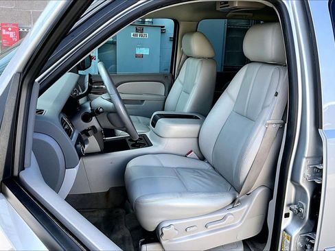 Used 2010 Chevrolet Suburban LT image 7