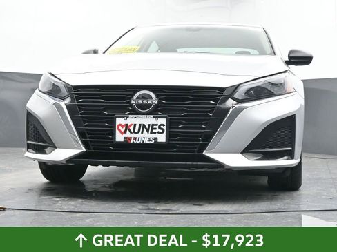 Used 2024 Nissan Altima 2.5 SV FWD image 39