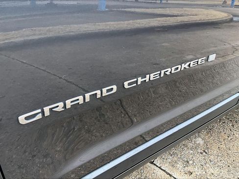 Used 2023 Jeep Grand Cherokee Limited w/ Luxury Tech Group II image 31