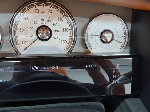 Used 2017 Rolls-Royce Dawn RWD image 45