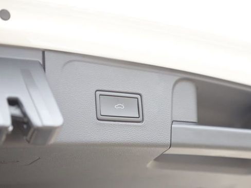 Used 2023 Volkswagen Atlas SE w/ Black Wheel Package image 6