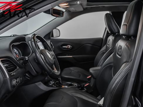 Used 2019 Jeep Cherokee Overland w/ Technology Group image 22