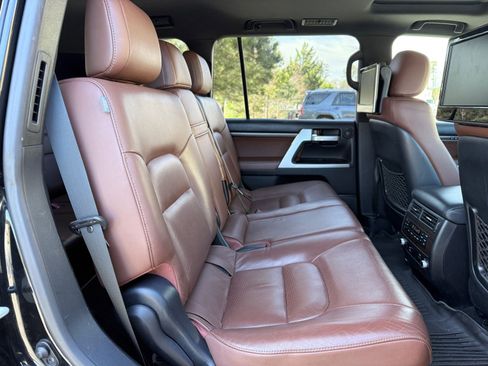 Used 2017 Toyota Land Cruiser image 38