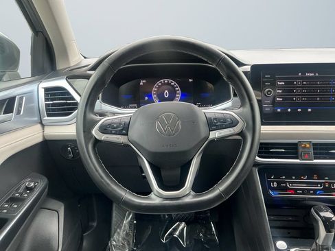 Used 2025 Volkswagen Taos SE FWD image 13
