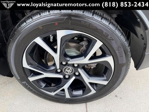 Used 2018 Toyota C-HR XLE FWD image 29