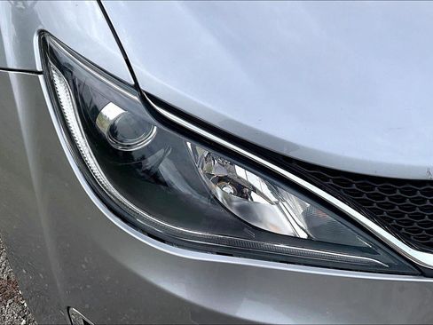 Used 2018 Chrysler Pacifica Touring-L FWD image 26