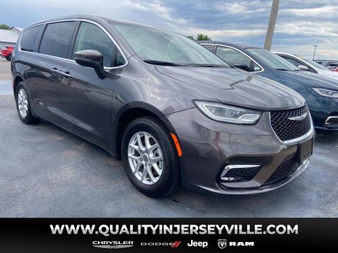 Used 2023 Chrysler Pacifica Touring-L FWD image 1