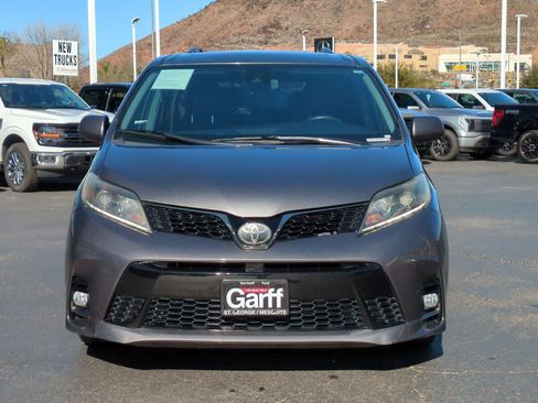 Used 2018 Toyota Sienna SE image 9