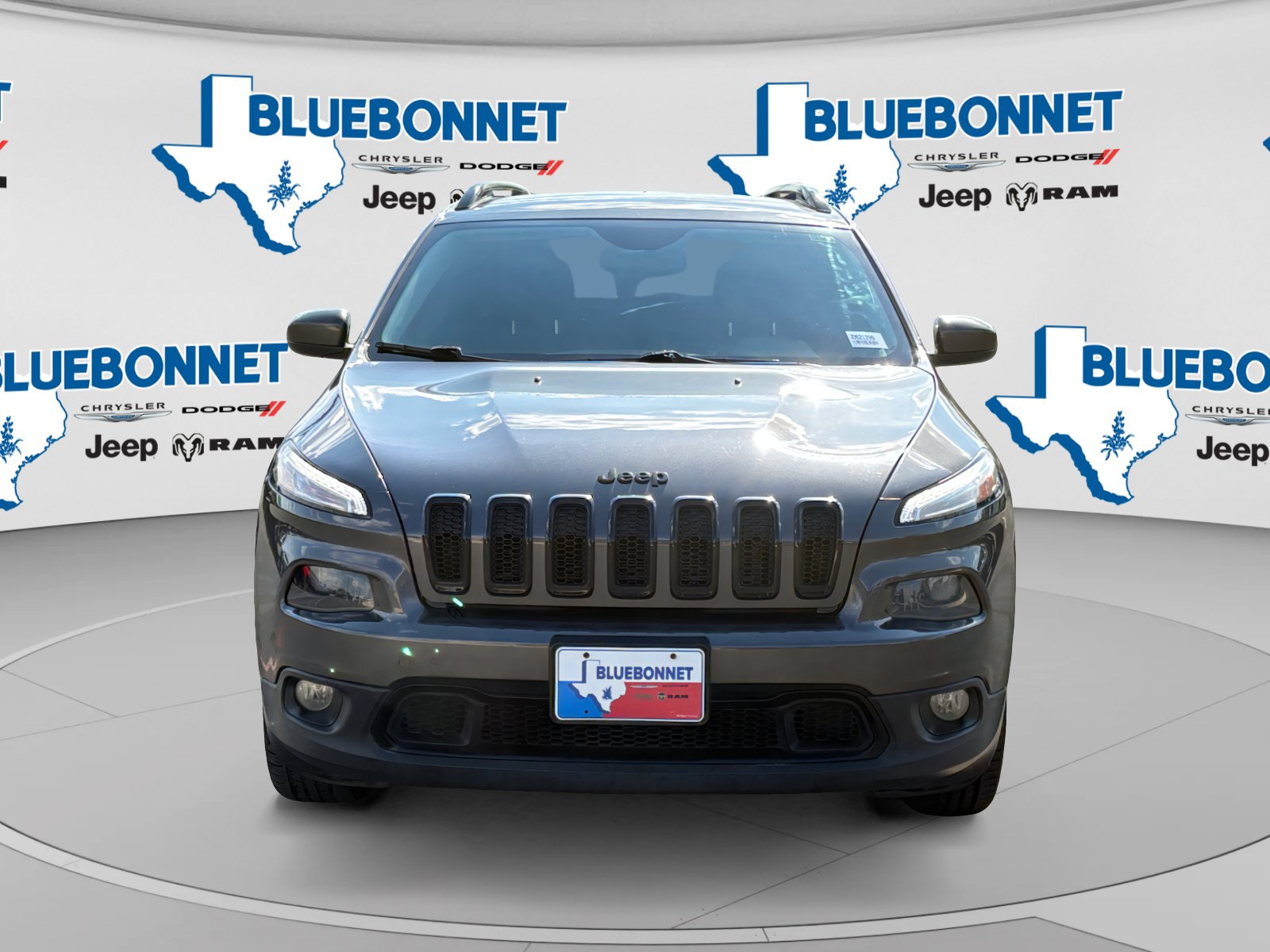 Used 2018 Jeep Cherokee Latitude w/ Altitude Package FWD image 2