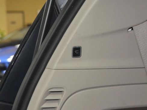 Used 2019 Chrysler Pacifica Touring-L FWD image 32