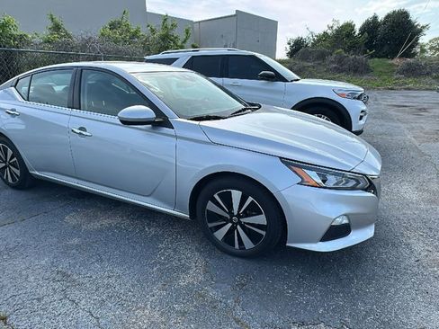 Used 2022 Nissan Altima 2.5 SV image 9