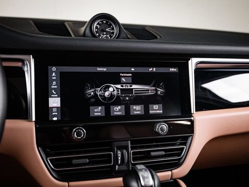 Certified 2023 Porsche Macan AWD/4WD image 18