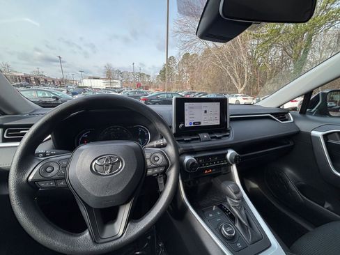 Used 2025 Toyota RAV4 LE AWD/4WD image 33