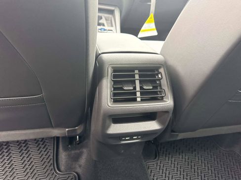 New 2025 Volkswagen Tiguan SE image 17