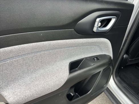 Used 2024 Jeep Compass Latitude image 12