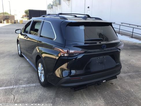 Used 2023 Toyota Sienna XLE Woodland Edition AWD/4WD image 4