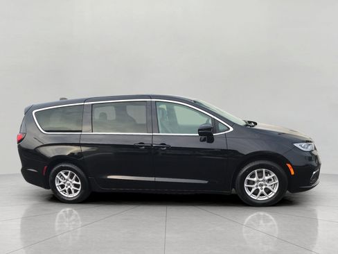 Used 2024 Chrysler Pacifica Touring-L image 9