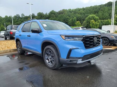 Used 2025 Honda Pilot TrailSport image 3