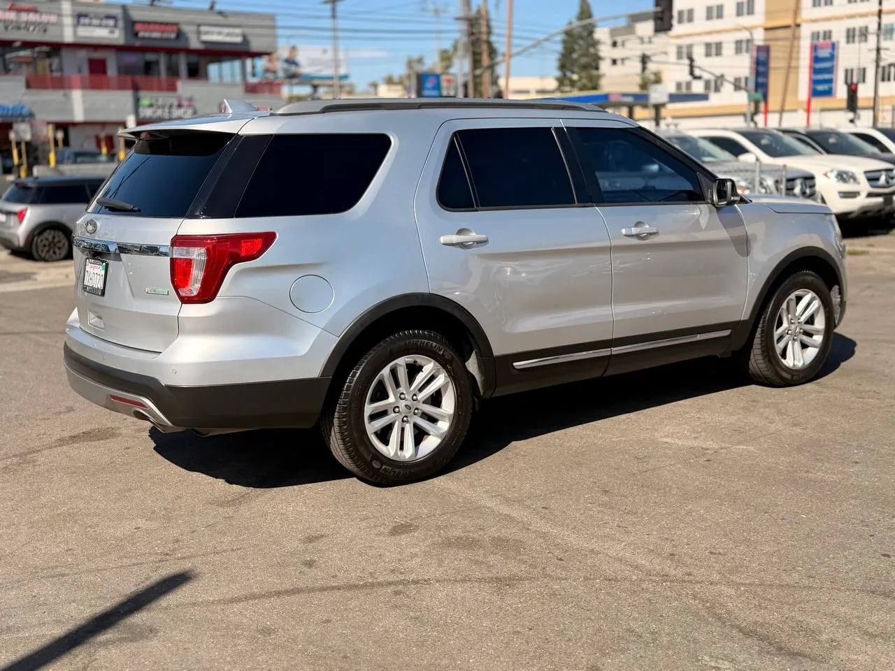 Used 2017 Ford Explorer XLT FWD image 18