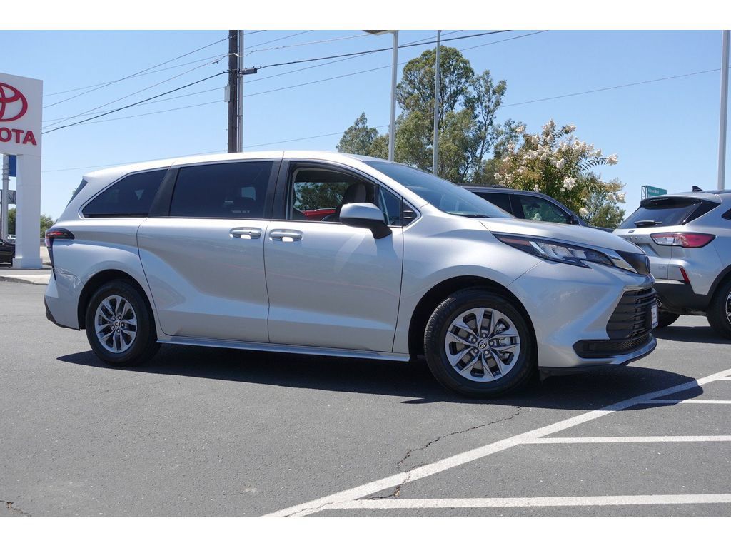 Certified 2023 Toyota Sienna LE FWD image 4