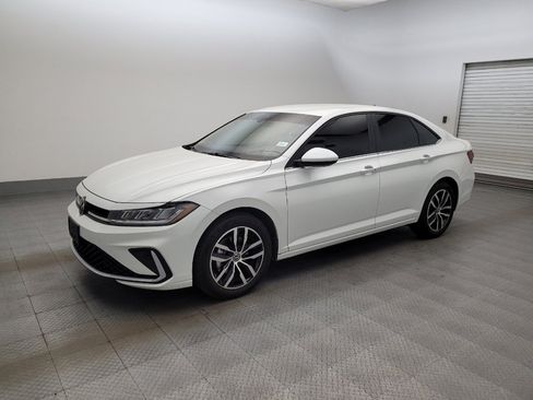 Used 2025 Volkswagen Jetta SE FWD image 2