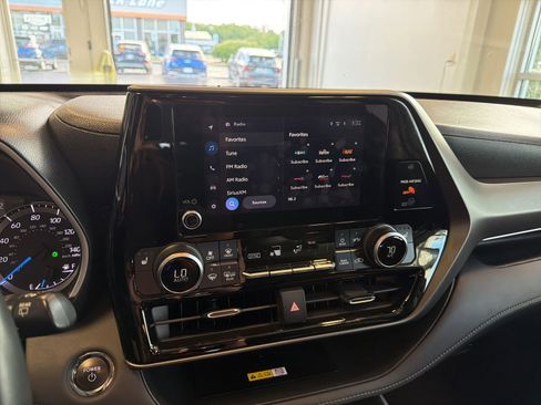 Used 2023 Toyota Highlander XLE AWD/4WD image 27