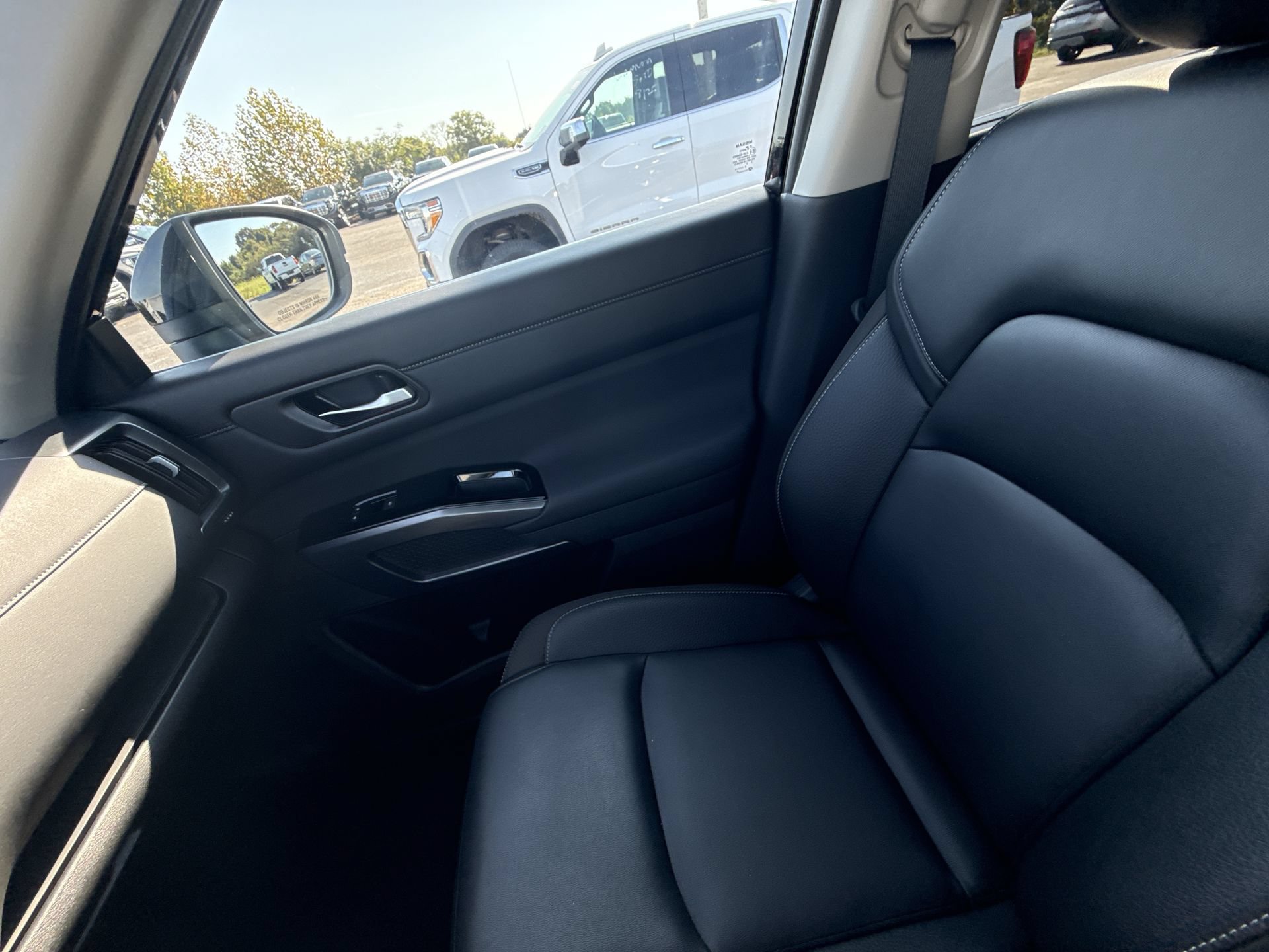 Used 2025 Nissan Pathfinder SL FWD image 26
