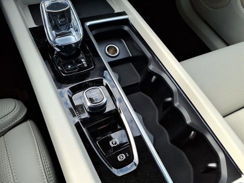 New 2026 Volvo XC60 T8 Ultra w/ Protection Package Premier AWD/4WD image 9