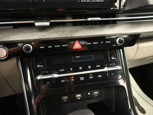 Used 2024 Kia Carnival EX FWD image 16