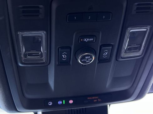 Used 2023 GMC Yukon SLT w/ SLT Luxury Package image 31