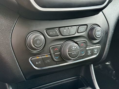 Used 2023 Jeep Cherokee Altitude Lux image 15