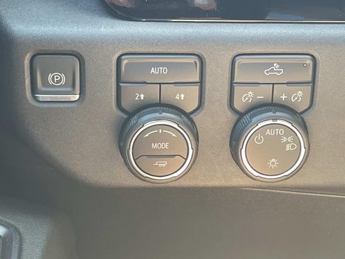 Used 2023 Chevrolet Silverado 1500 LT AWD/4WD image 28
