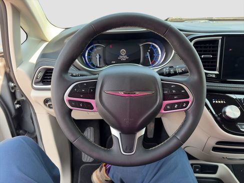 Used 2023 Chrysler Pacifica Touring-L FWD image 10