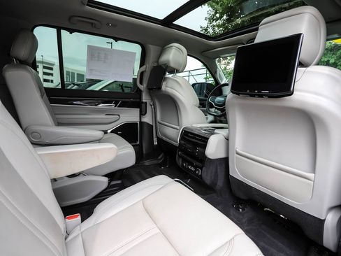 Used 2022 Jeep Wagoneer Series III w/ Premium Group I AWD/4WD image 27