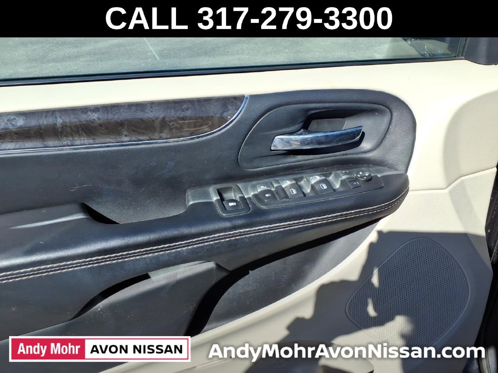 Used 2016 Chrysler Town & Country Touring-L FWD image 15