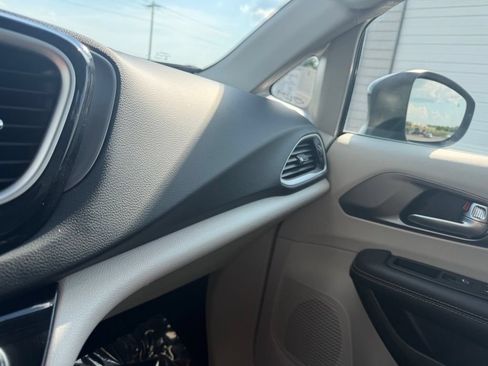 Used 2023 Chrysler Pacifica Touring-L FWD image 22