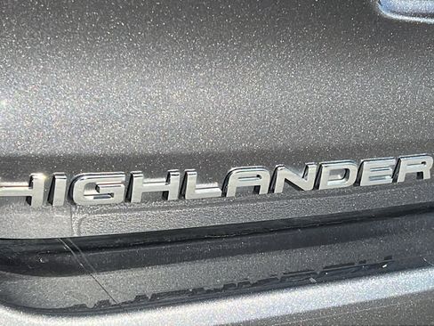 Used 2024 Toyota Highlander XLE image 28