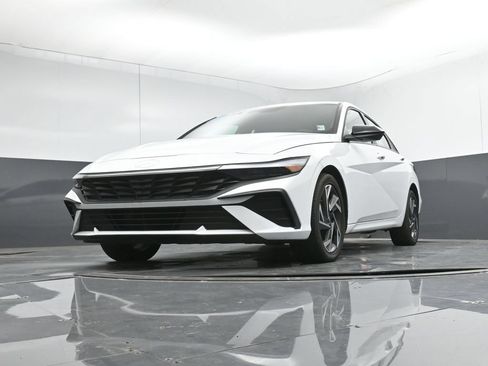 Used 2025 Hyundai Elantra SEL FWD image 39