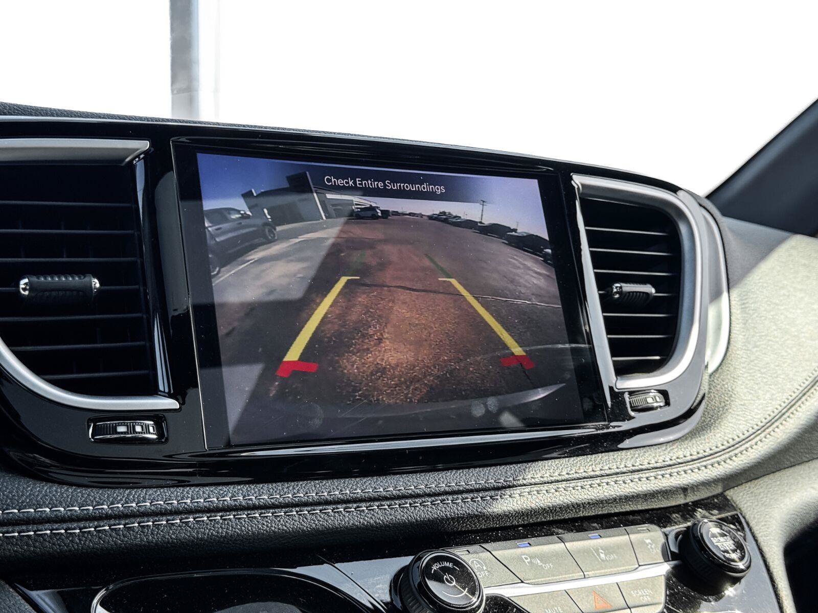 Used 2025 Chrysler Pacifica Limited FWD image 20
