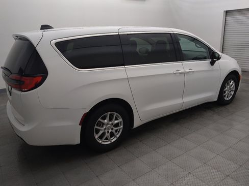 Used 2023 Chrysler Pacifica Touring-L FWD image 10