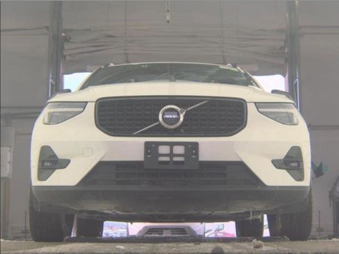 Certified 2025 Volvo XC40 B5 Plus image 16