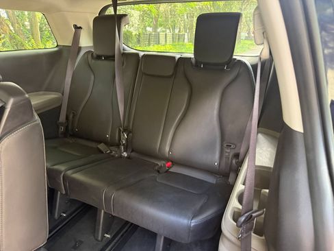 Used 2026 Kia Carnival FWD image 30