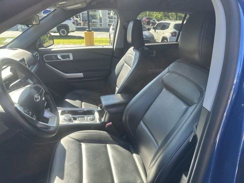 Used 2022 Ford Explorer XLT w/ Equipment Group 202A AWD/4WD image 15