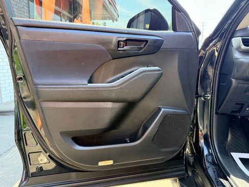 Used 2023 Toyota Highlander L FWD image 16