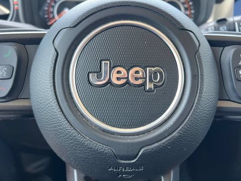 Used 2025 Jeep Wrangler Unlimited Rubicon AWD/4WD image 5