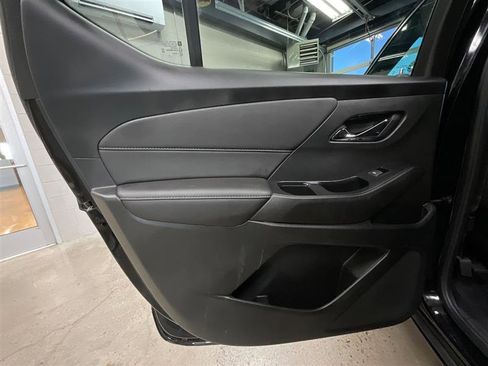 Used 2022 Chevrolet Traverse LT image 18